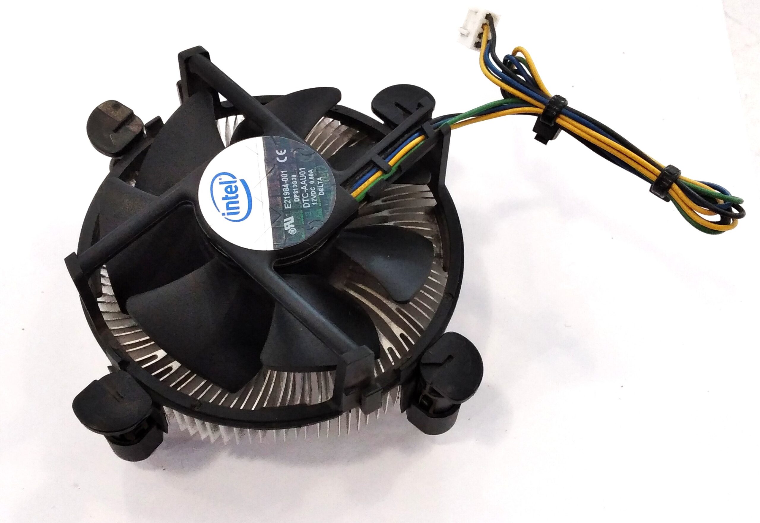 Intel E21984-001 típusú gyári processzorhűtő.
